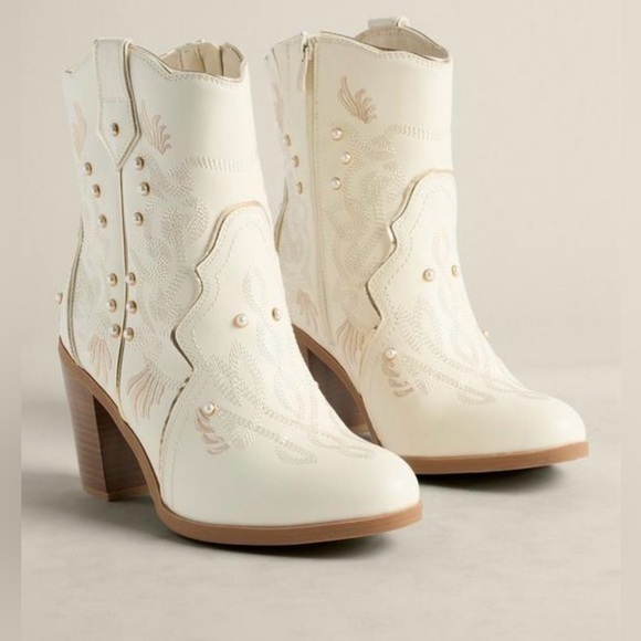 torrid Shoes - White Cream Pearl Western Booties with Pearl Gold Accents Size 10 WW